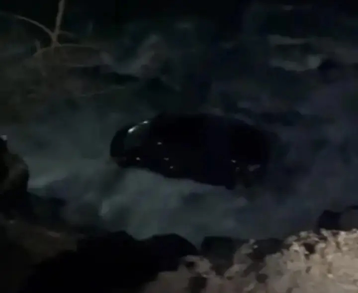 un véhicule chute dans l’océan sur la Corniche Ouest (Vidéo)