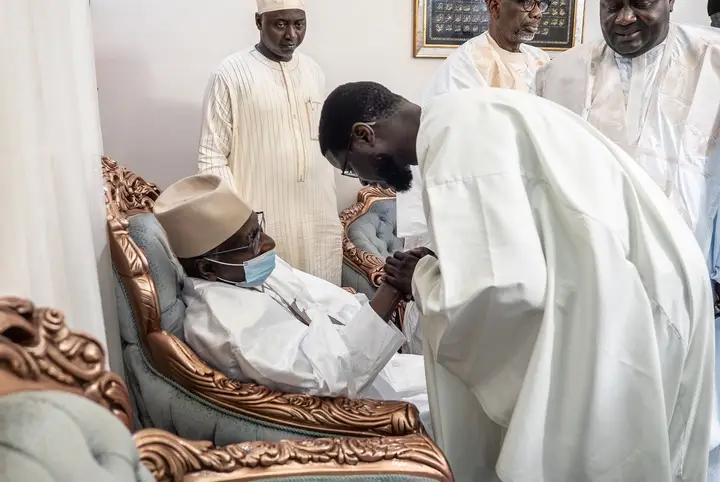 Revivez en images la visite du PR Diomaye chez le Khalife, recueillement aux mausolées de Seydi El Hadji Malick SY et Serigne Babacar SY