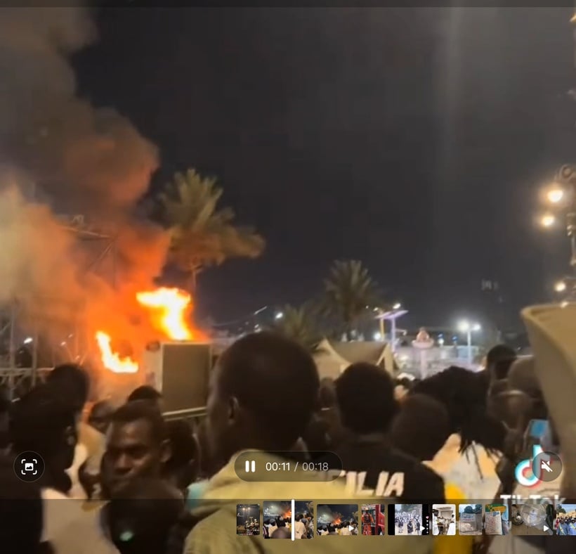 Un véhicule de publicité de Touba Ca Kanam calciné près de la grande mosquée