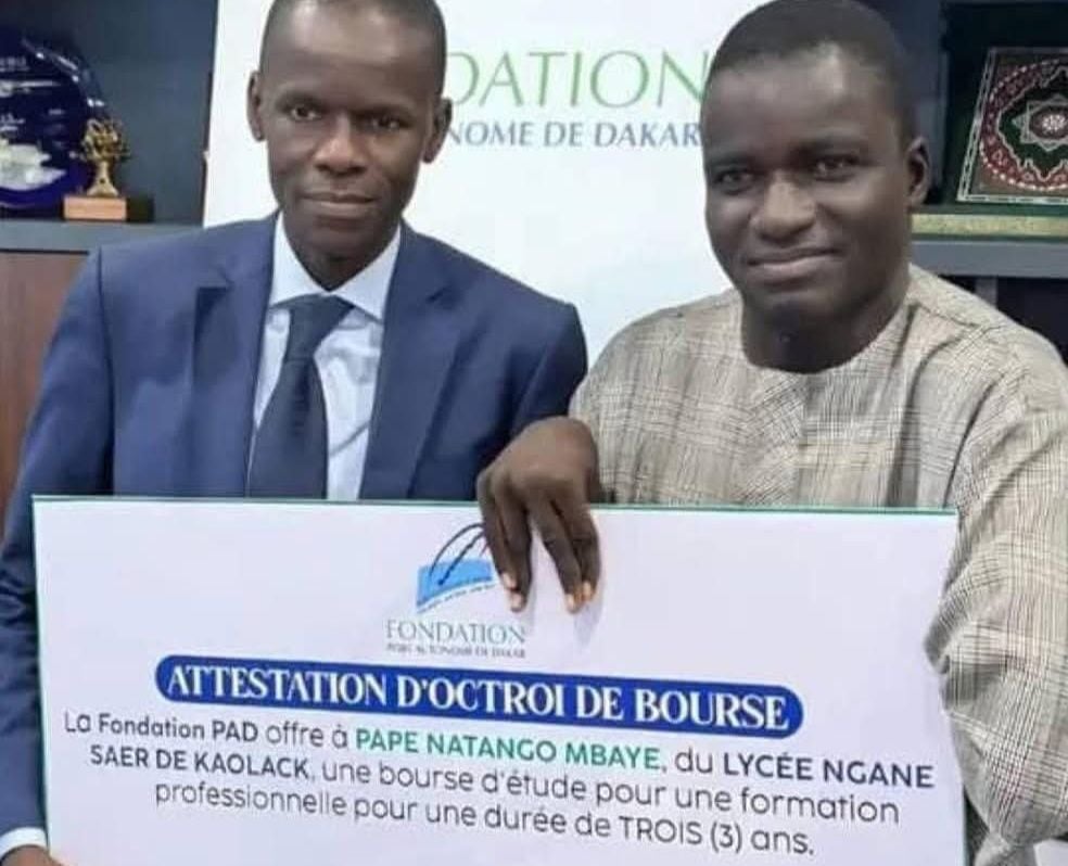 Waly Diouf Bodiang octroie une bourse d’études à Pape Natago, le bachelier qui écrit avec ses pieds