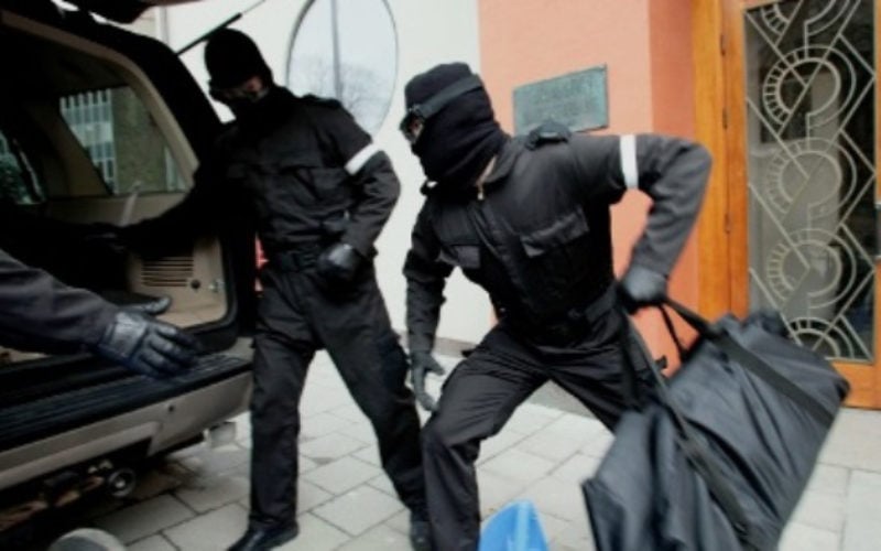 Des braqueurs armés emportent 8 millions FCFA et un véhicule