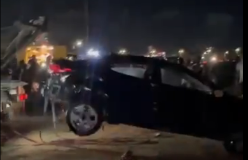 Le véhicule tombé dans l’océan repêché avec succès (vidéo)