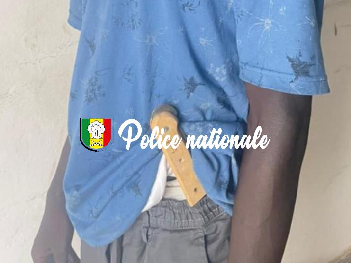 Un grand bandit arrêté couteau à la ceinture