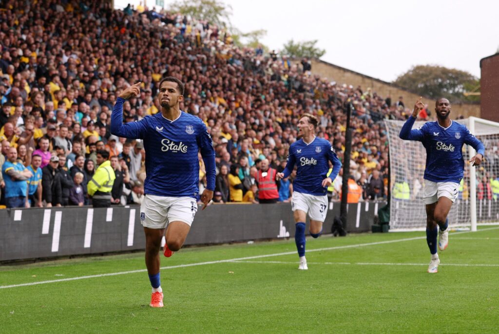 De nouveau buteur, Iliman Ndiaye permet à Everton de mener contre Wolve (vidéo)