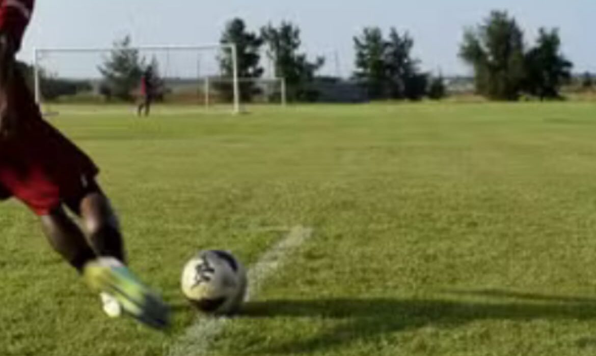 Barham Diouf pique un malaise en plein match, s’effondre et meurt tragiquement (photo)