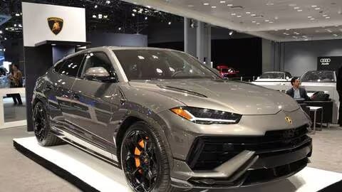 Un célèbre chanteur arrêté pour l’achat d’une Lamborghini