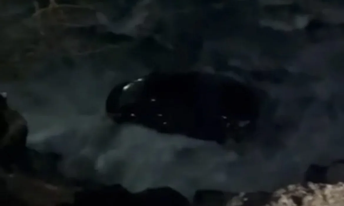la voiture tombée dans l’océan remorquée avec succès (Vidéo)