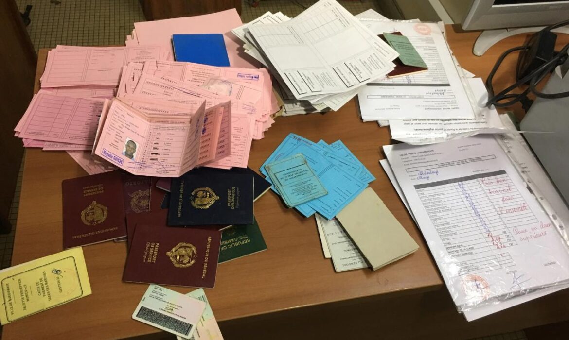 Six interpellations, le cerveau activement recherché