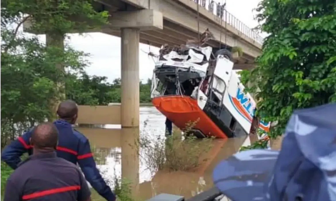 Un bus tombe dans le fleuve Ouémé, 26 corps repêchés, 16 encore sous les eaux
