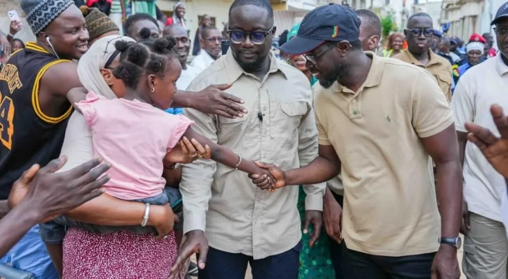 Le président promet des solutions près sa descente sur le terrain