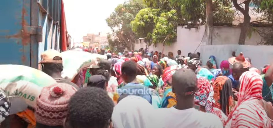 Une foule immense reçoit l’aide d’Aziz Ndiaye et lui adresse ses prières