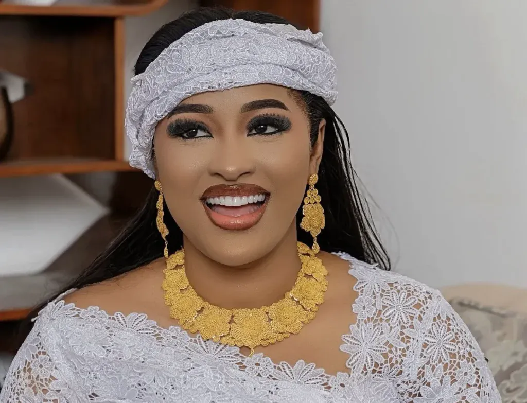 L&rsquo;élégance d&rsquo;Aïcha Rassoul Gning en blanc saluée par les fidèles (Photos)