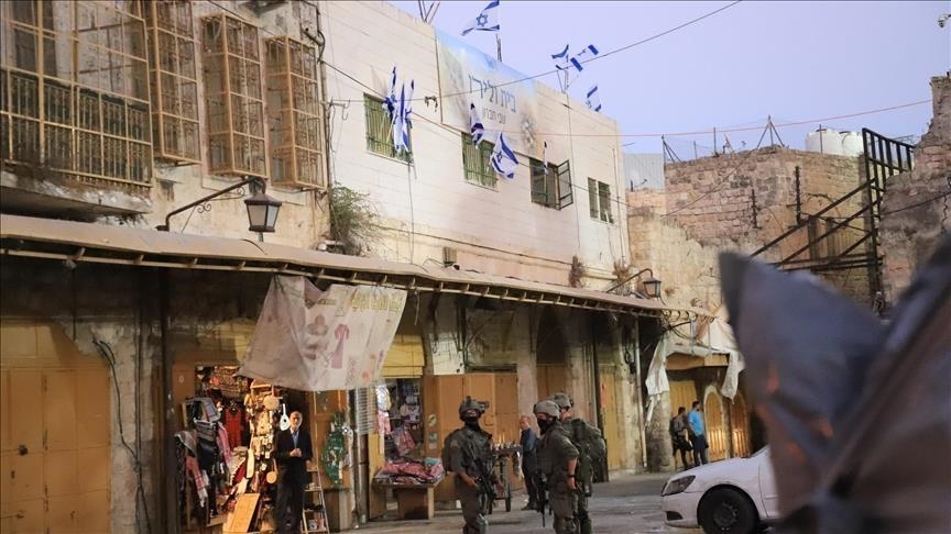 Trois Palestiniens blessés et 18 autres arrêtés lors de raids israéliens, des colons incendient des terres agricoles