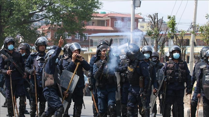 Couvre-feu après de nouvelles manifestations et une démission ministérielle