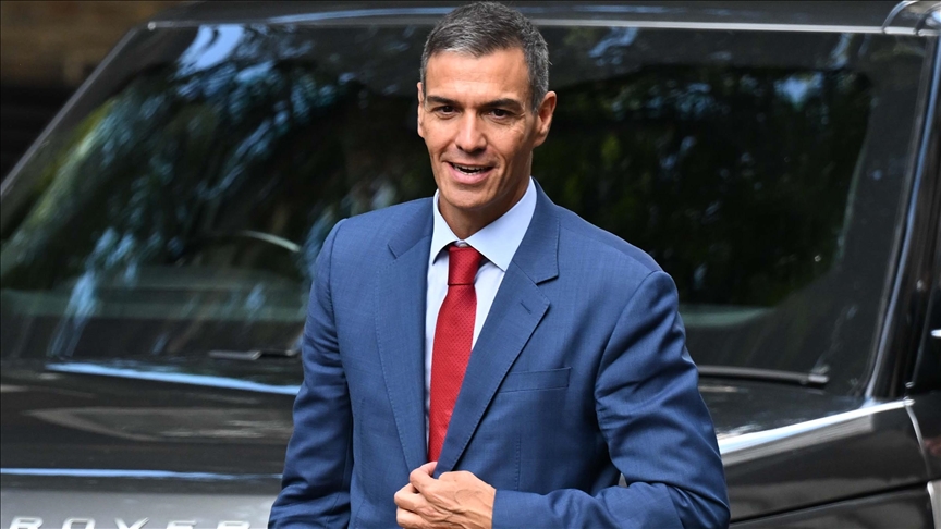 Pedro Sanchez salue les manifestations pro-palestiniennes lors de La Vuelta en Espagne
