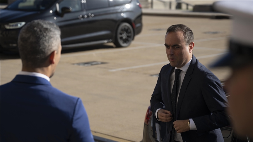 Le ministre Sébastien Lecornu visé par une plainte pour « faux diplôme de master »