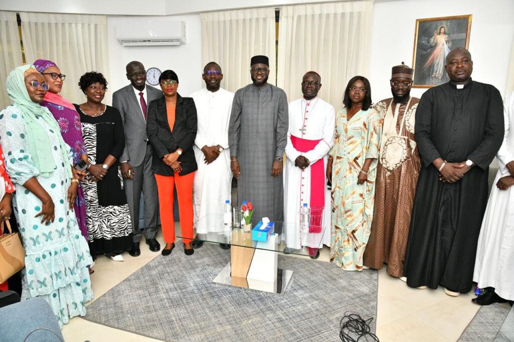 le Président de l’Assemblée nationale en visite auprès de Monseigneur André Guéye