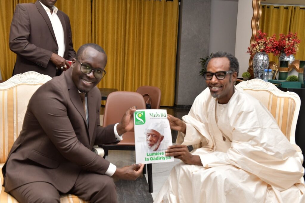 Le Dg du Soleil remet le magazine du 142e Gamou de Ndiassane au porte-parole des Khadres (photos)
