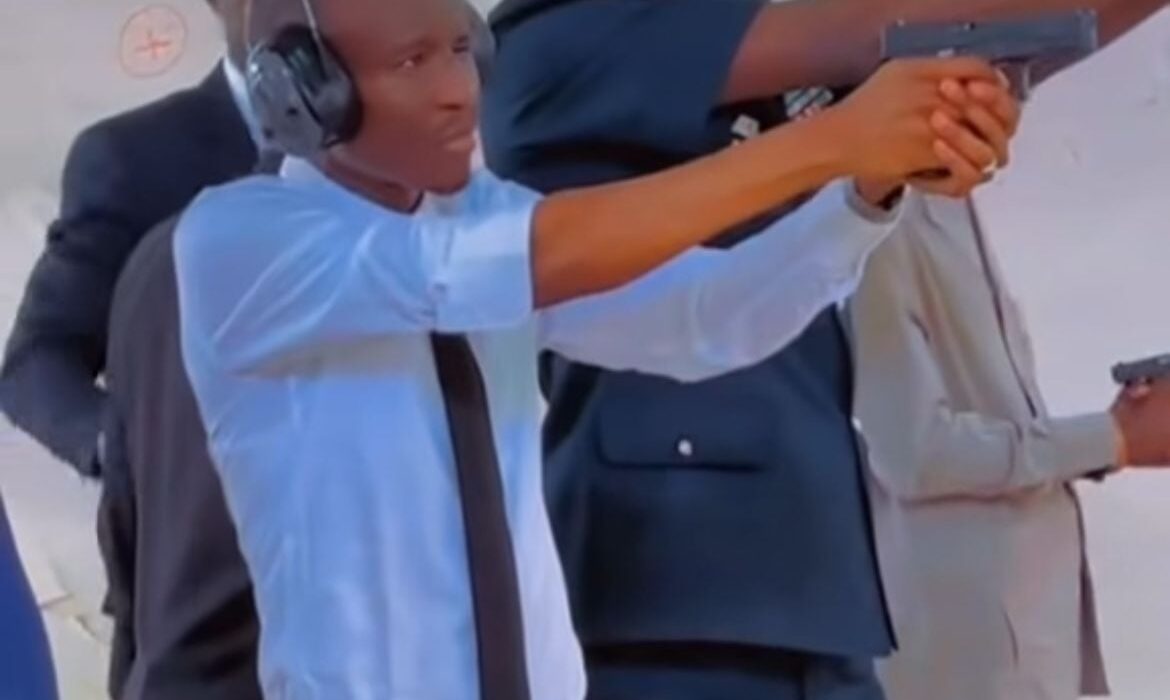 le ministre de l’Intérieur Me Bamba Cissé assiste à une démonstration au champ de tir (Vidéo)