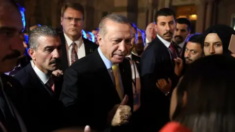 le cortège d’Erdogan bloqué à cause de Trump (vidéo)