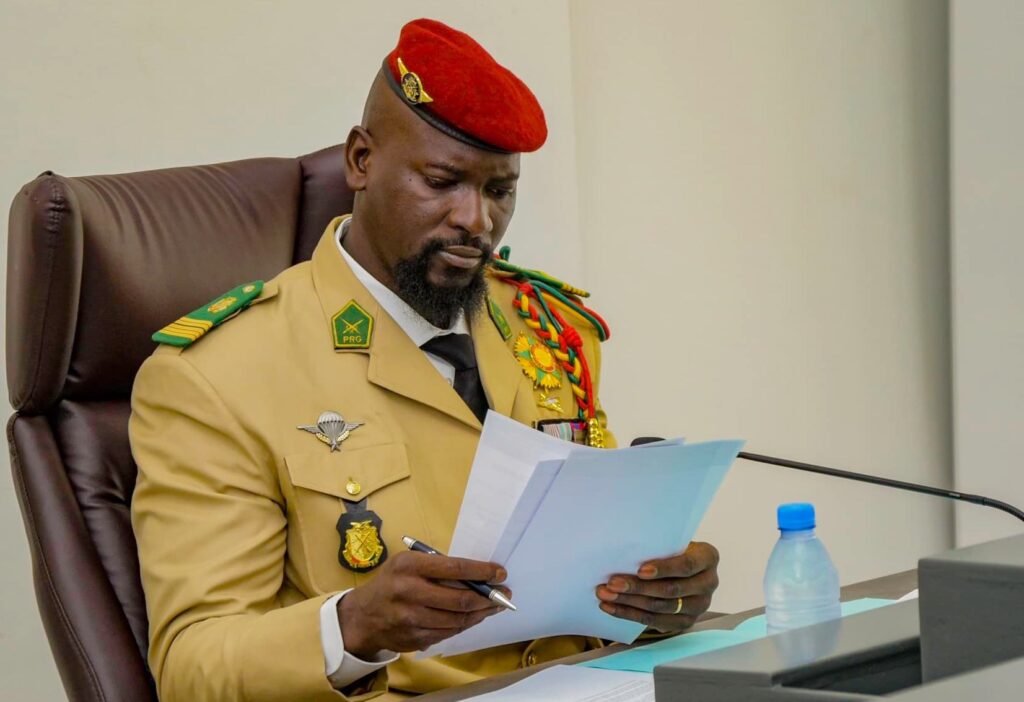 La présidentielle en Guinée prévue pour le 28 décembre, Doumbouya éligible