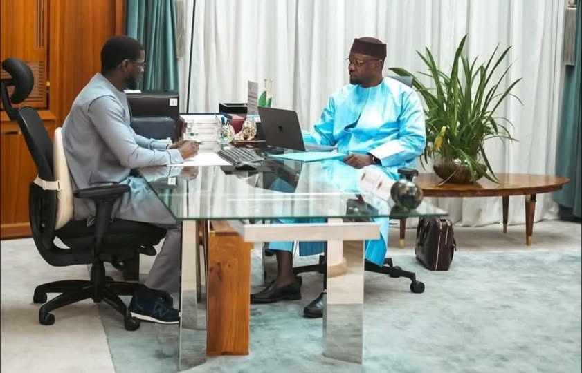 Le regard d’Adama Sow sur une photo qui redéfinit le pouvoir au Sénégal