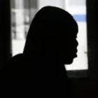 Un trafiquant de drogue prend la fuite, son épouse révèle son identité aux policiers