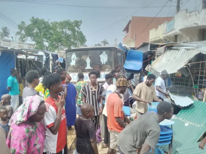 un bus dérape au marché central de Mboro…