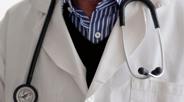 un médecin de 75 ans accusé…