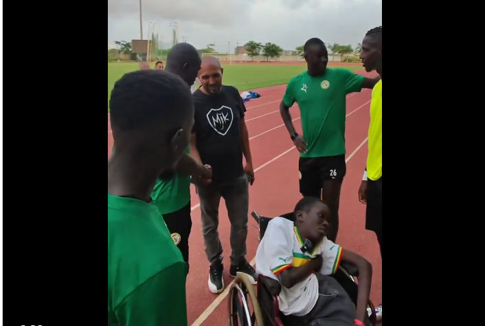 Kalidou Koulibaly et ses coéquipiers offrent un rêve à Moussa, jeune supporter atteint de poliomyélite