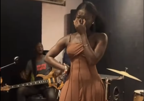 Répétition avec Prince Art : Ndakhté craque et fond en larmes en chantant… (vidéo)