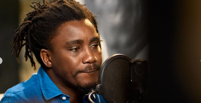 Libre depuis mercredi, Wally Seck s&rsquo;affiche dans les rues de Paris (photo)