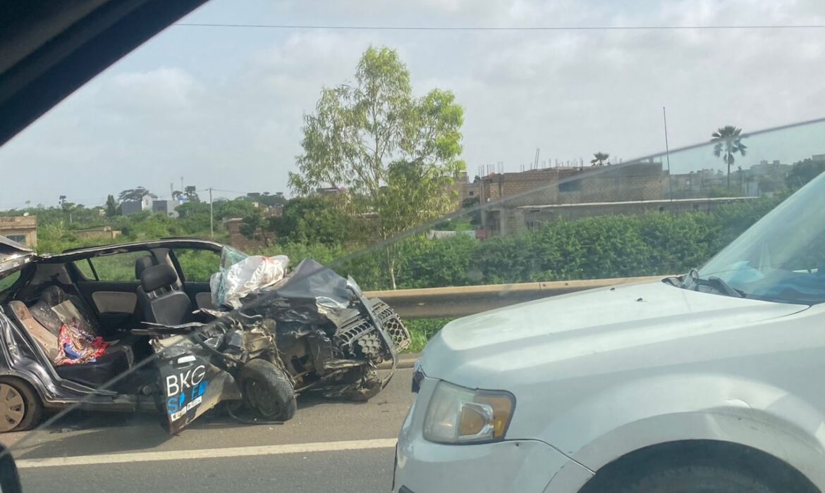 Un VTC broyé dans la collision, les images choquantes du drame (photos)