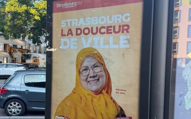 Affiche d&rsquo;une femme voilée à Strasbourg : Une élue dénonce « une atteinte à la laïcité »