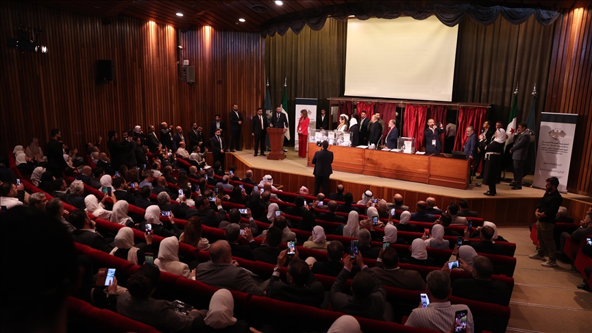 Le vote prolongé à Damas, les autorités saluent « la première véritable expérience » des Syriens