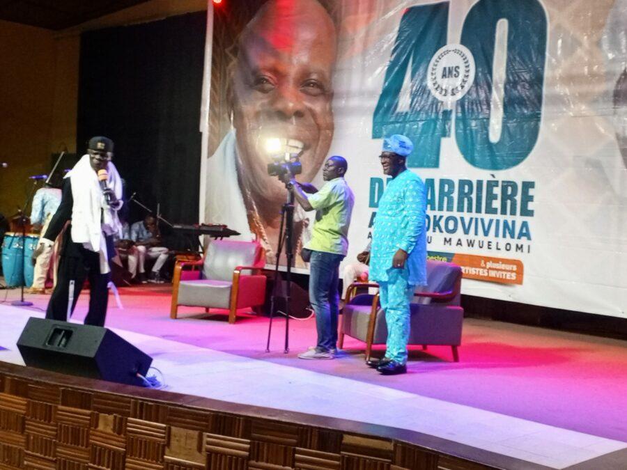 L’humoriste Azé Kokovivina honore les figures qui ont marqué son parcours