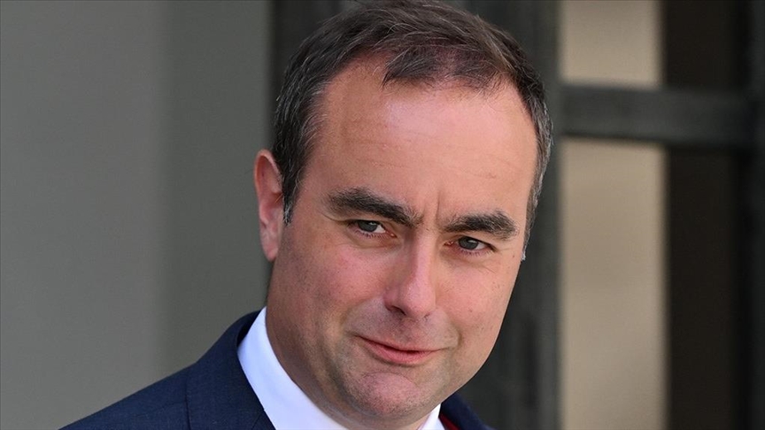 Marine Le Pen appelle à « siffler la fin de la récréation », la dissolution exigée