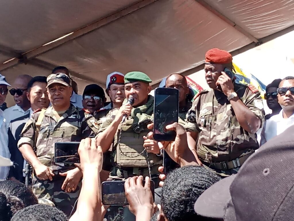 « L’armée a simplement répondu à l’appel du peuple », déclare le colonel Randrianirina