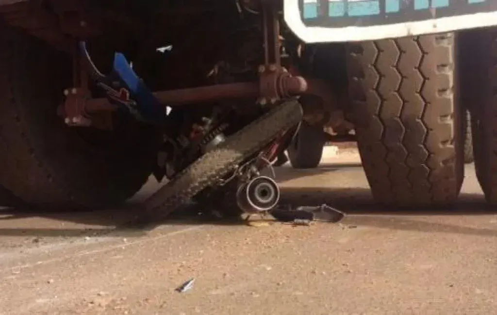 « Deux corps sans vie dénombrés » dans une collision entre un camion et une moto