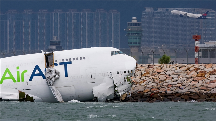 Un Boeing 747 cargo rate son atterrissage et s’abîme en mer, faisant deux morts au sol
