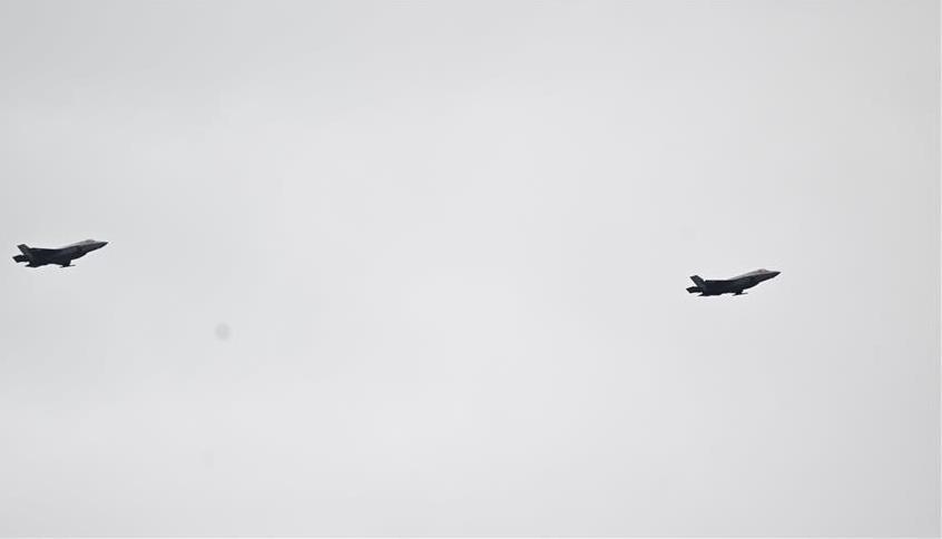 Deux bombardiers stratégiques escortés par des chasseurs en vol pendant 11 heures