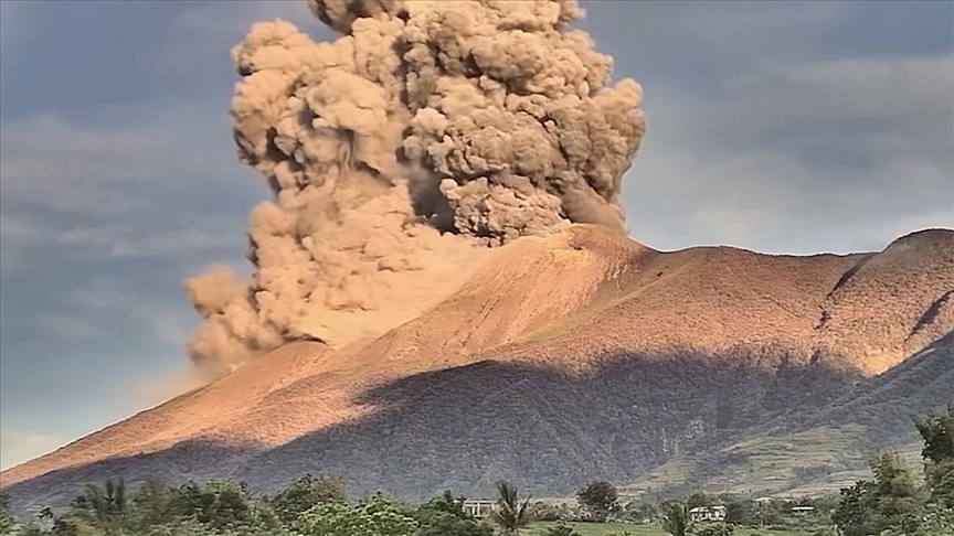 Le volcan Kanlaon entre en éruption et projette un panache de cendres à 2 km d’altitude