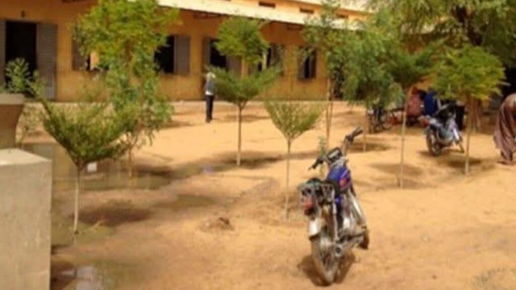 Le gouvernement contraint de suspendre tous les cours pendant deux semaines