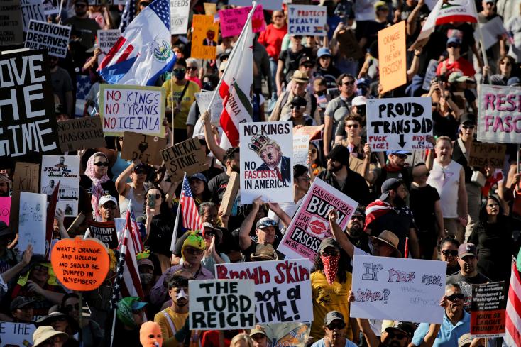 des dizaines de milliers de personnes manifestent contre Trump