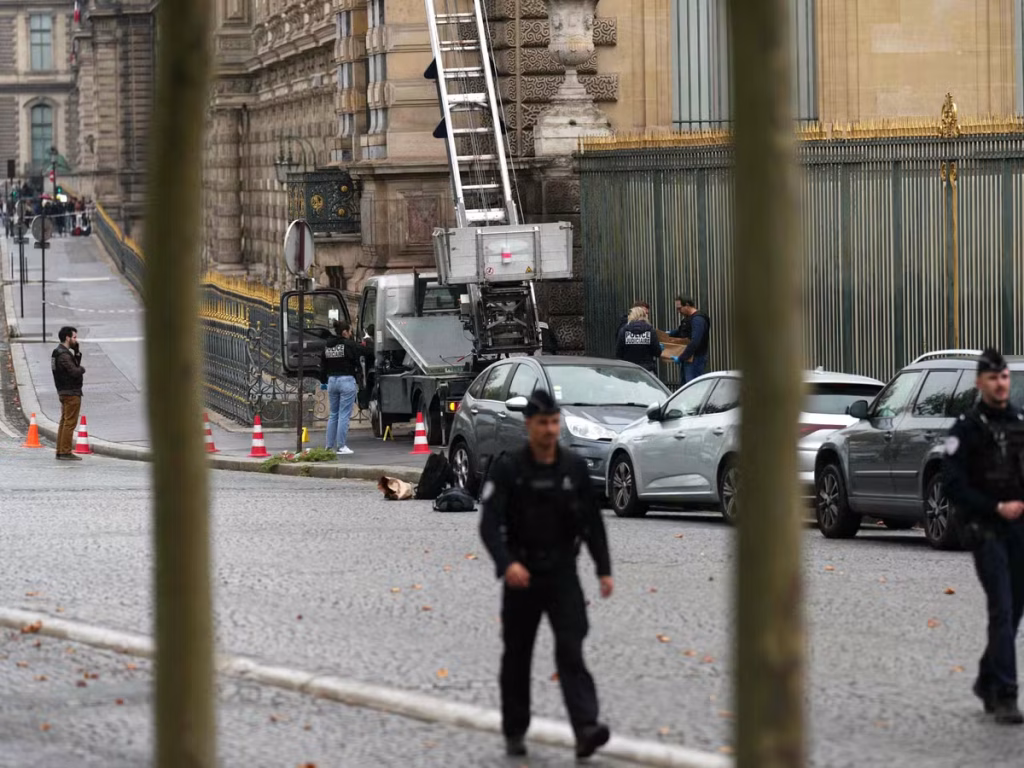 Emmanuel Macron dénonce une atteinte au patrimoine
