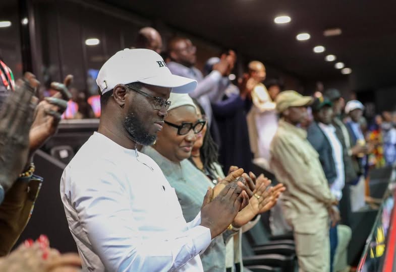 Le président Diomaye annoncé au stade derrière les Lions
