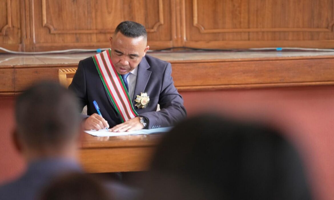 Le colonel Michaël Randrianirina investi président après la chute d&rsquo;Andry Rajoelina