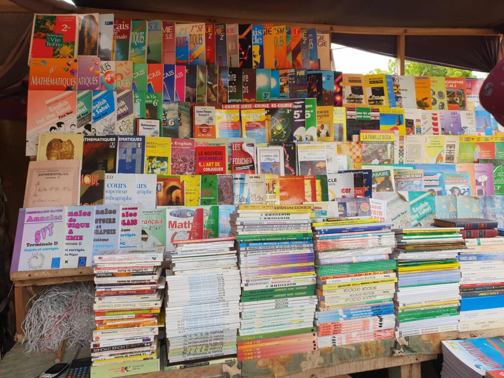 le Ministère de l’Éducation impose l’usage des manuels scolaires officiels