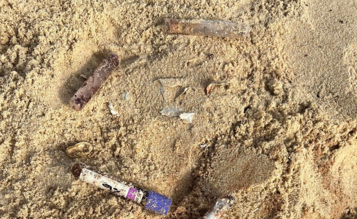 Découverte de flacons de sang abandonnés dans le sable (photos)