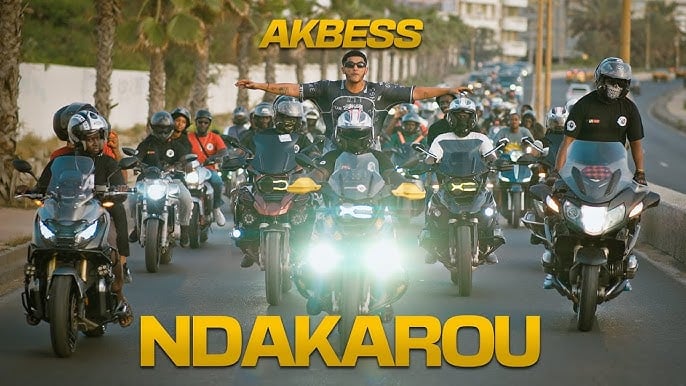 Akbess fait son grand retour sur la scène du rap sénégalais avec le clip « Ndakarou »